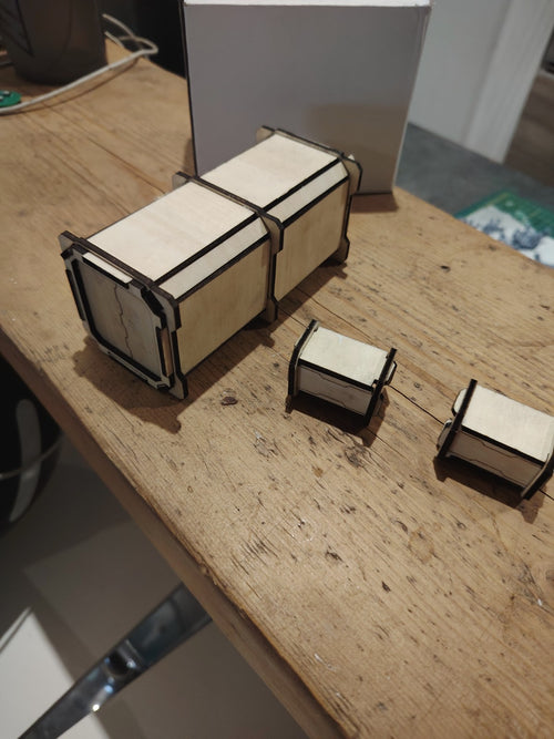2 petit container et 1 grand en mdf, possibilite de rajoute un logo sur le cote