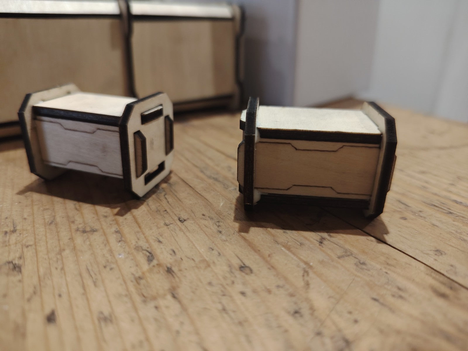 2 petit container et 1 grand en mdf, possibilite de rajoute un logo sur le cote
