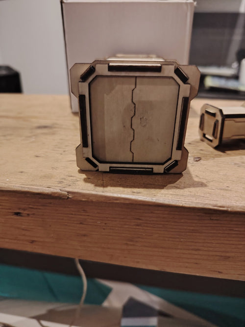 2 petit container et 1 grand en mdf, possibilite de rajoute un logo sur le cote