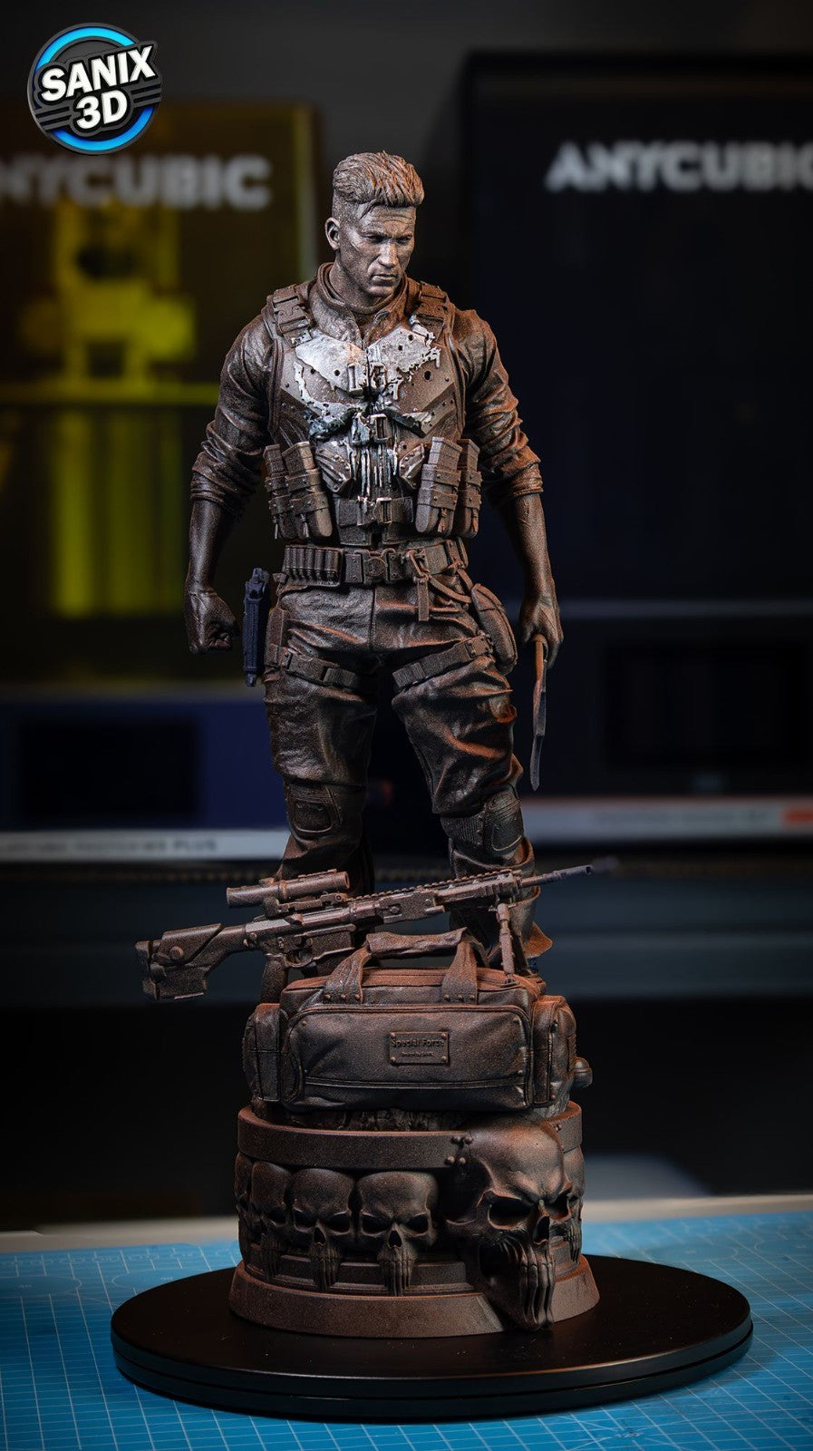 The PUNISHER  22 cm avec la base