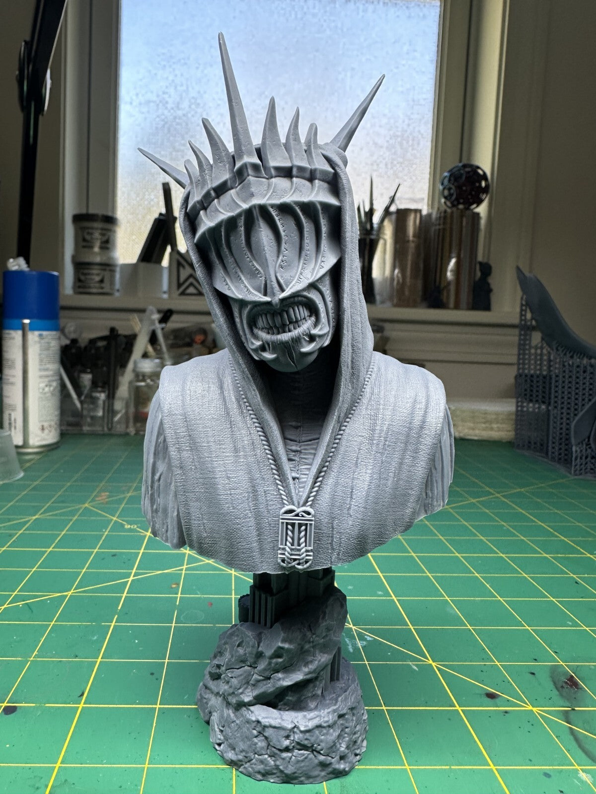 Bouche de Sauron hauteur 22 cm avec la base